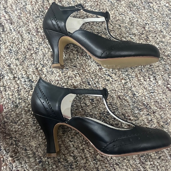 Unique Vintage Black T-Strap Heels - Picture 5 of 9